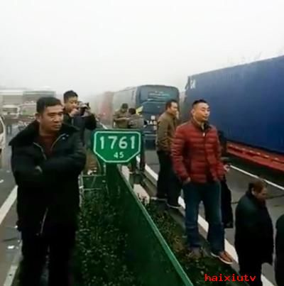 在线直播因大雾堵车 大妈们就地跳起广场舞