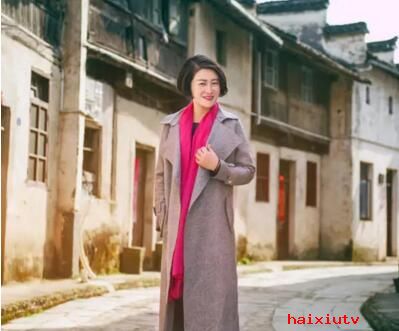 网站美女直播间 女镇长拍写真走红宣传小镇1